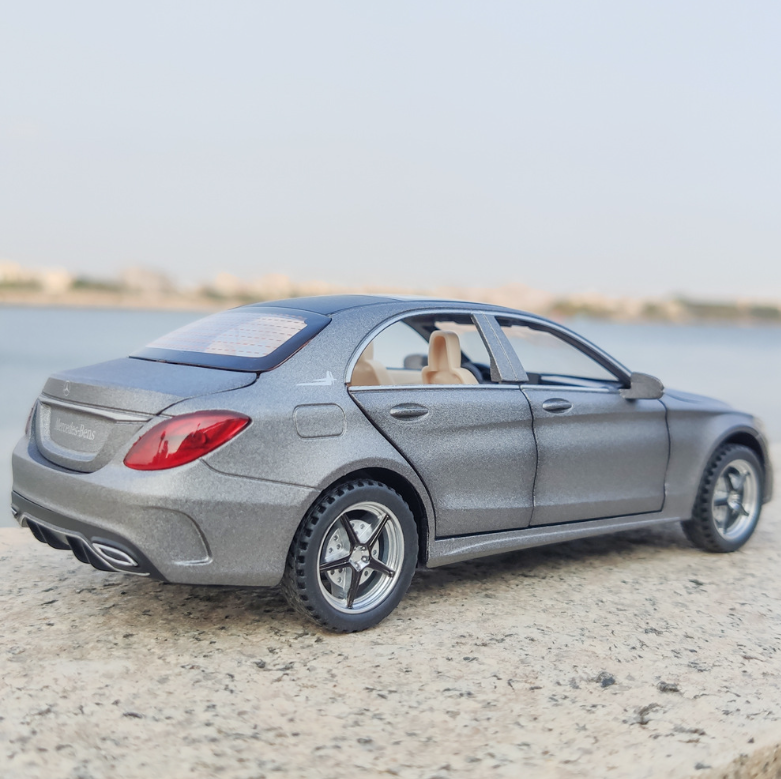1:24 Mercedes-Benz C260L Alloy Model – Luxury in Miniature
