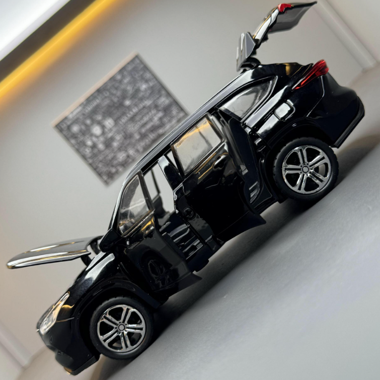 1:32 Toyota Highlander SUV Alloy Model