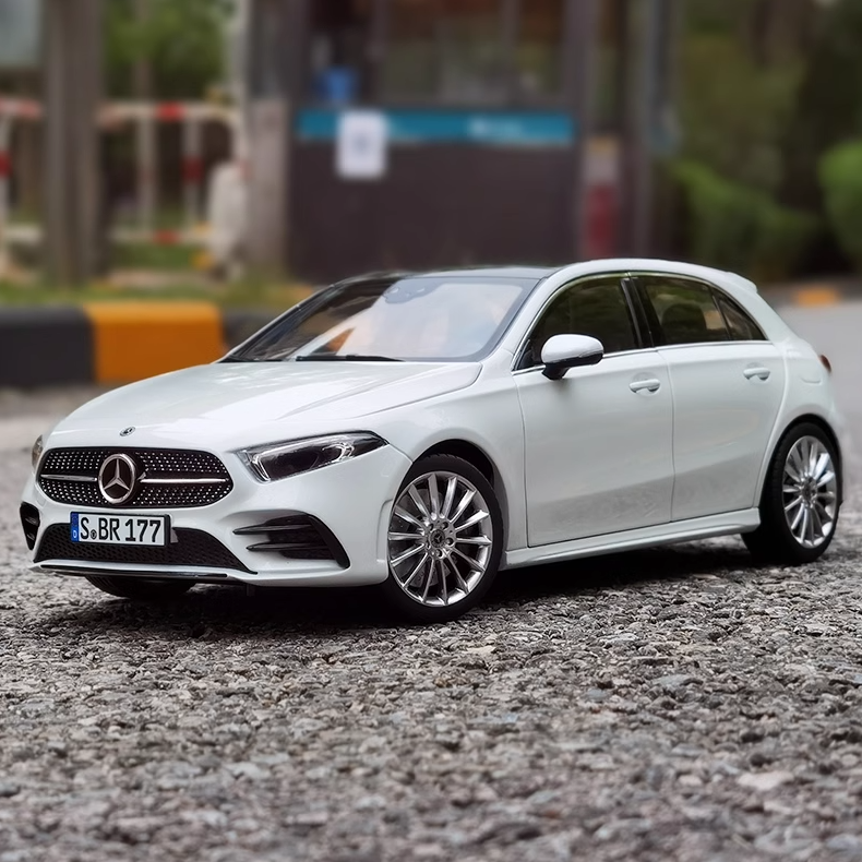 Limited Edition 1:18 Mercedes-Benz GLA 180 Diecast Model Car