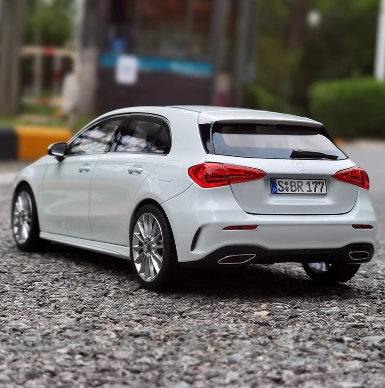 Limited Edition 1:18 Mercedes-Benz GLA 180 Diecast Model Car