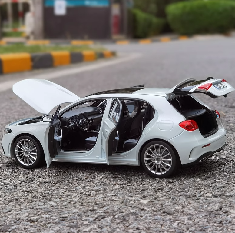 Limited Edition 1:18 Mercedes-Benz GLA 180 Diecast Model Car